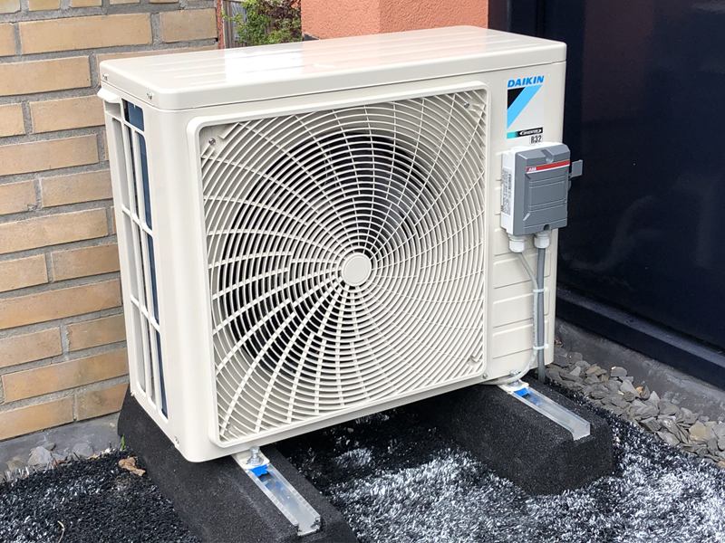 Daikin-buitenunit op trillingsdempers