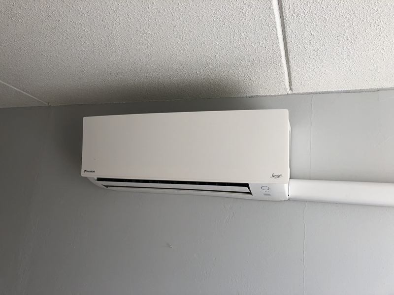 Gemonteerde binnenunit van een airco