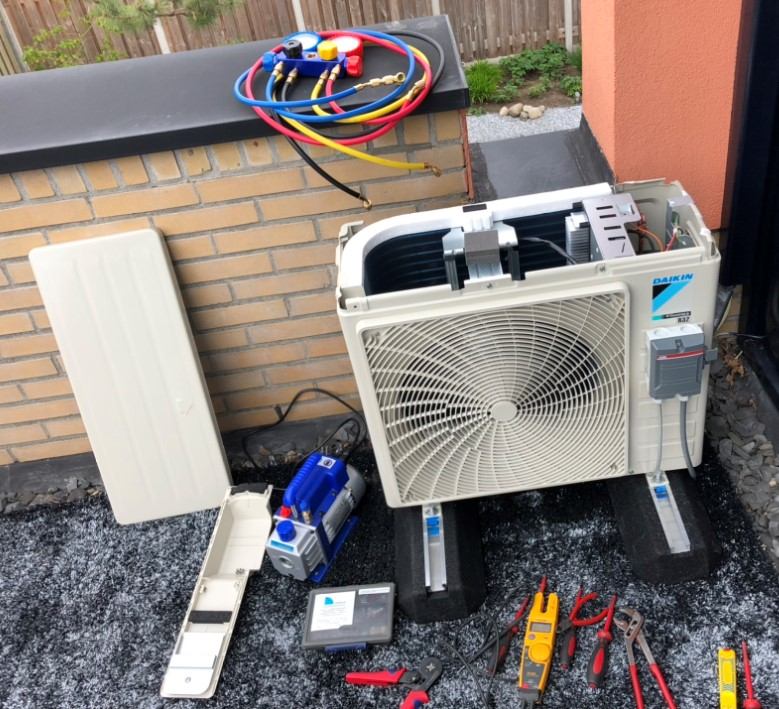 Montage van een airco-buitenunit