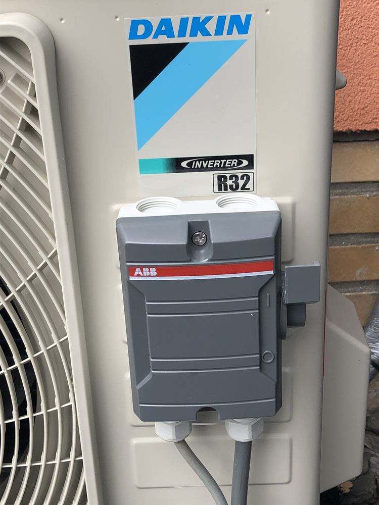 Close-up van een Daikin-buitenunit met werkschakelaar