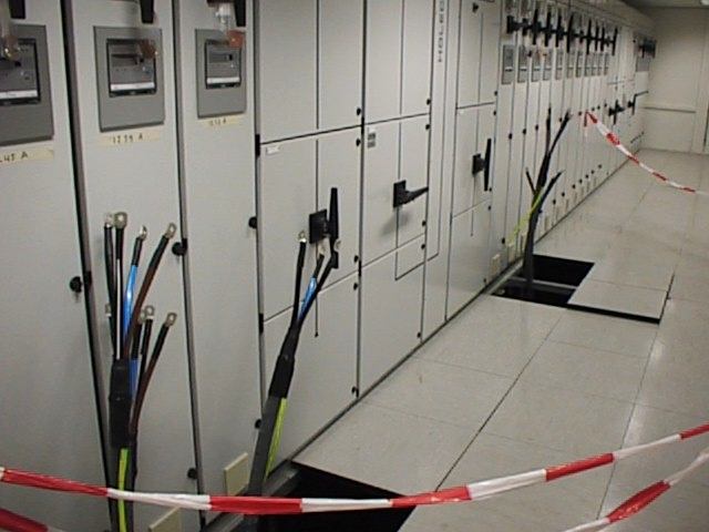 Laagspanningsverdeler tijdens de installatie, met afgezet werkgebied