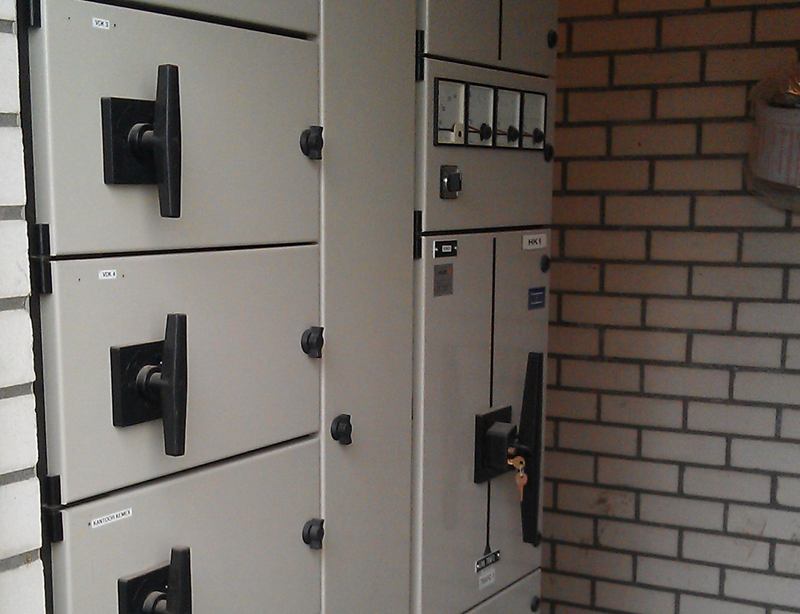 Verdeelinrichting met schakelkasten in een technische ruimte