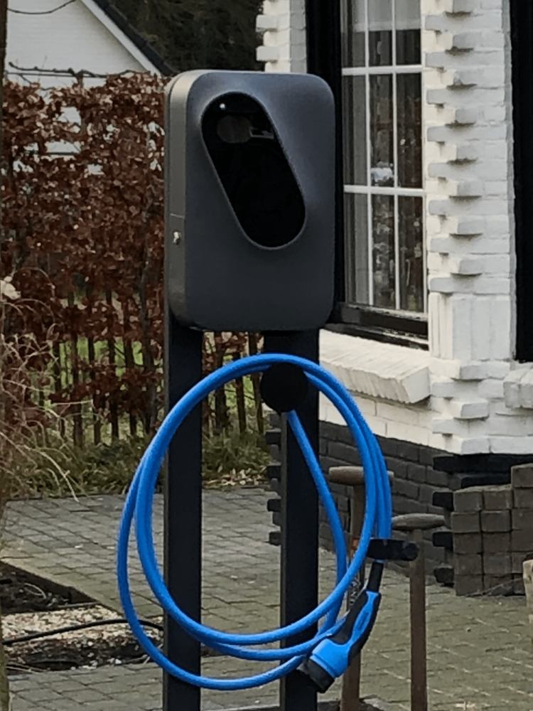 Laadpaal op een staander bij een woning