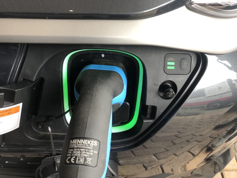 Elektrische auto aan de laadkabel
