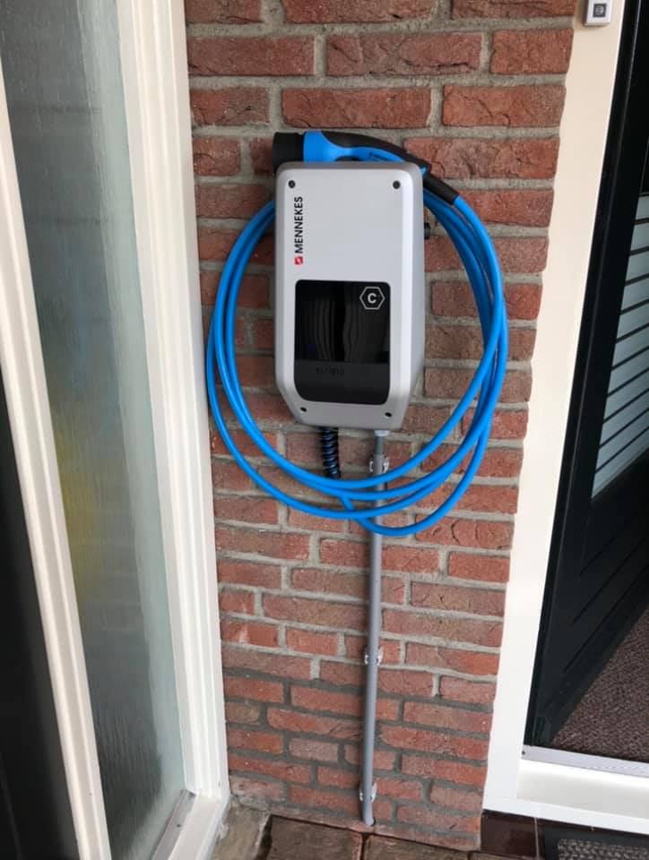 Wandlaadpaal naast een voordeur