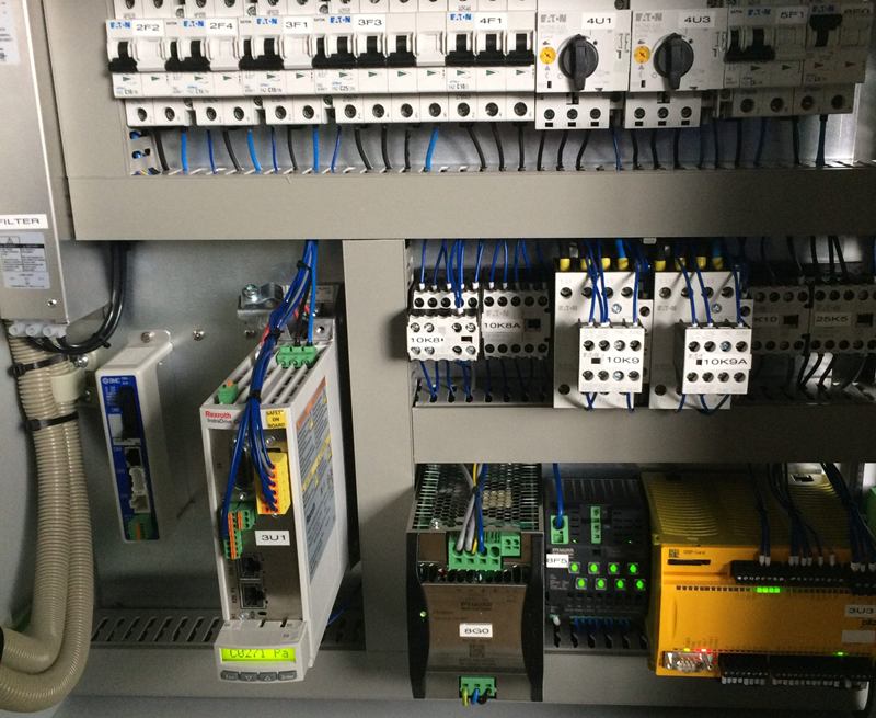 Besturingspaneel met motorbeveiligingen, relais en I/O-modules