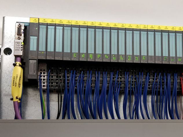 PLC met I/O-modules en bekabeling in een klemmenkast