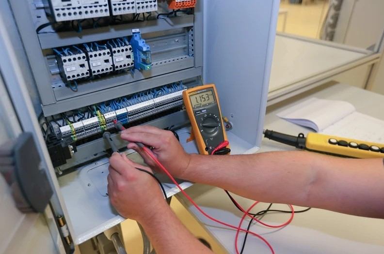 Storing zoeken met een multimeter in een schakelkast