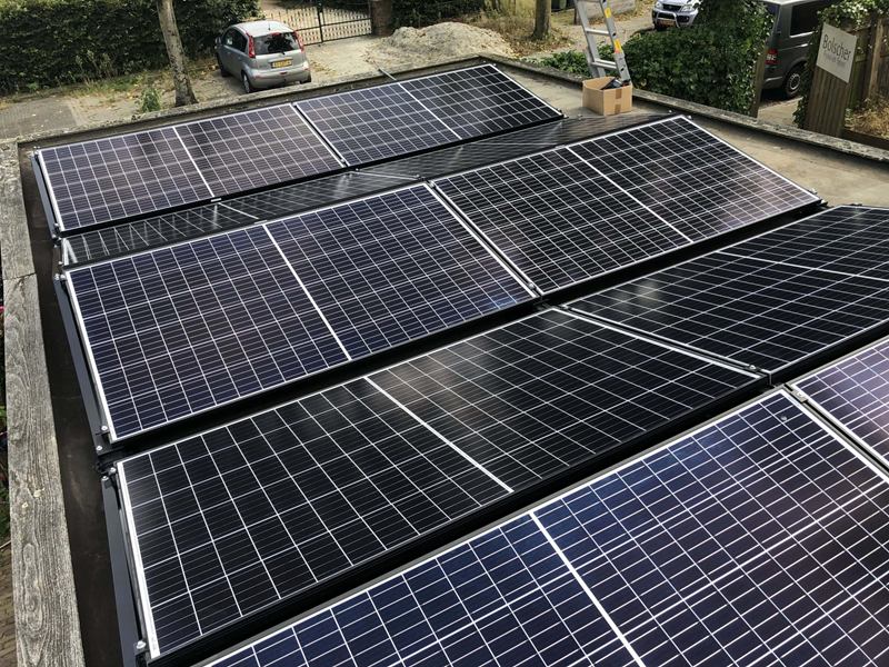 Zonnepanelen op een plat dak, van bovenaf gezien
