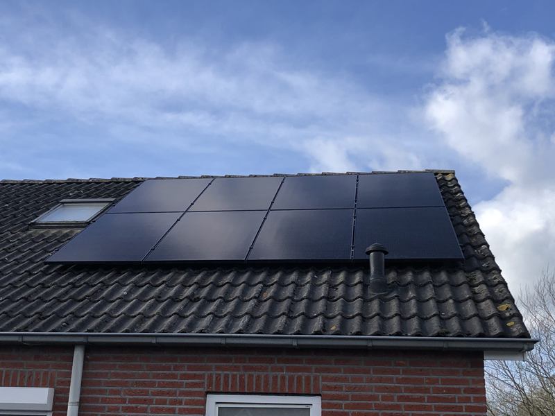 Volledig zwarte zonnepanelen op een pannendak