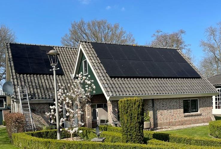 Woning met zwarte zonnepanelen op het dak