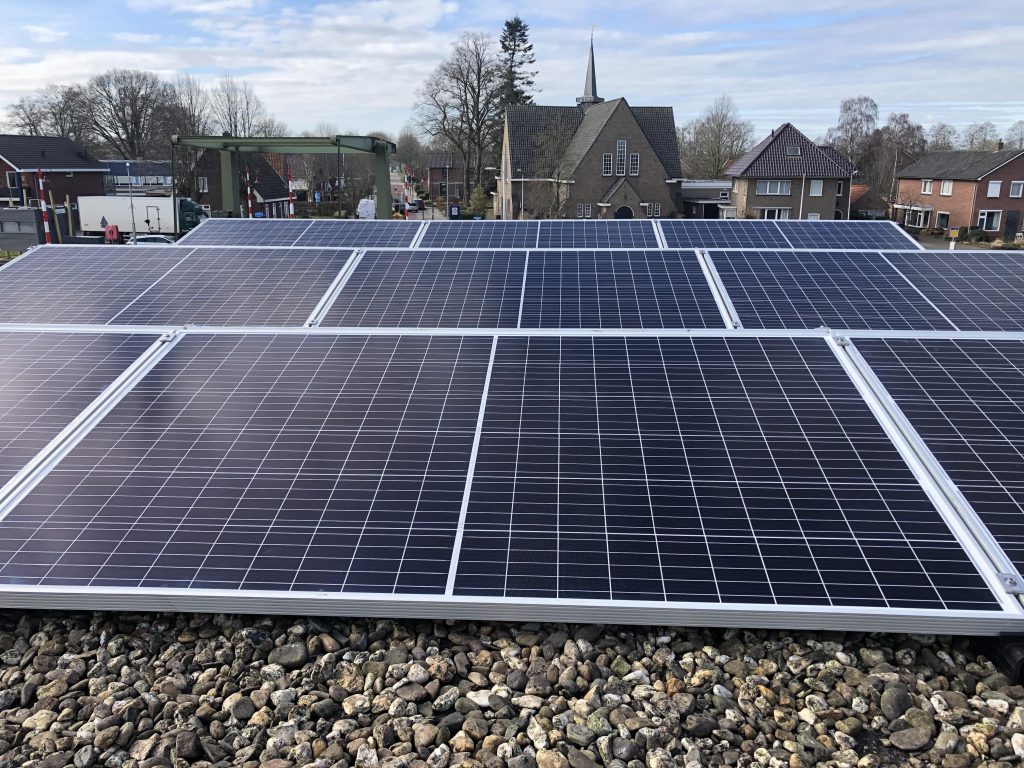 zonnepanelen op plat dak